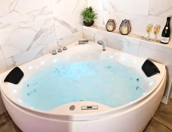 Majord'Home Spa 4*-L'élégance-Balnéo Vieille Ville Annecy Extérieur photo