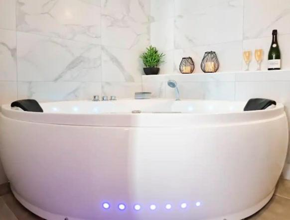Majord'Home Spa 4*-L'élégance-Balnéo Vieille Ville Annecy Extérieur photo
