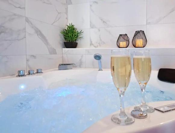 Majord'Home Spa 4*-L'élégance-Balnéo Vieille Ville Annecy Extérieur photo